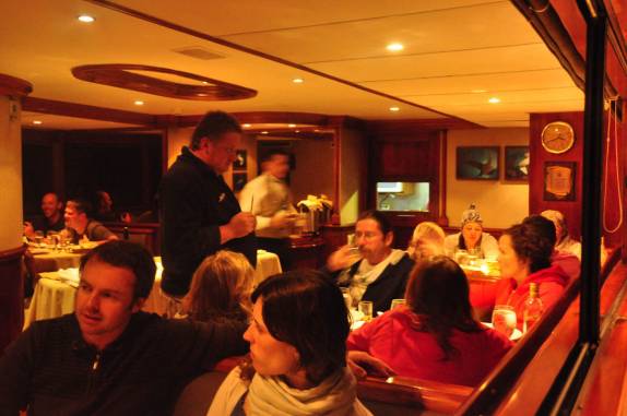 Todos jantando no salão das refeições do nosso barco, ao largo da Ilha de Santiago, em Galápagos